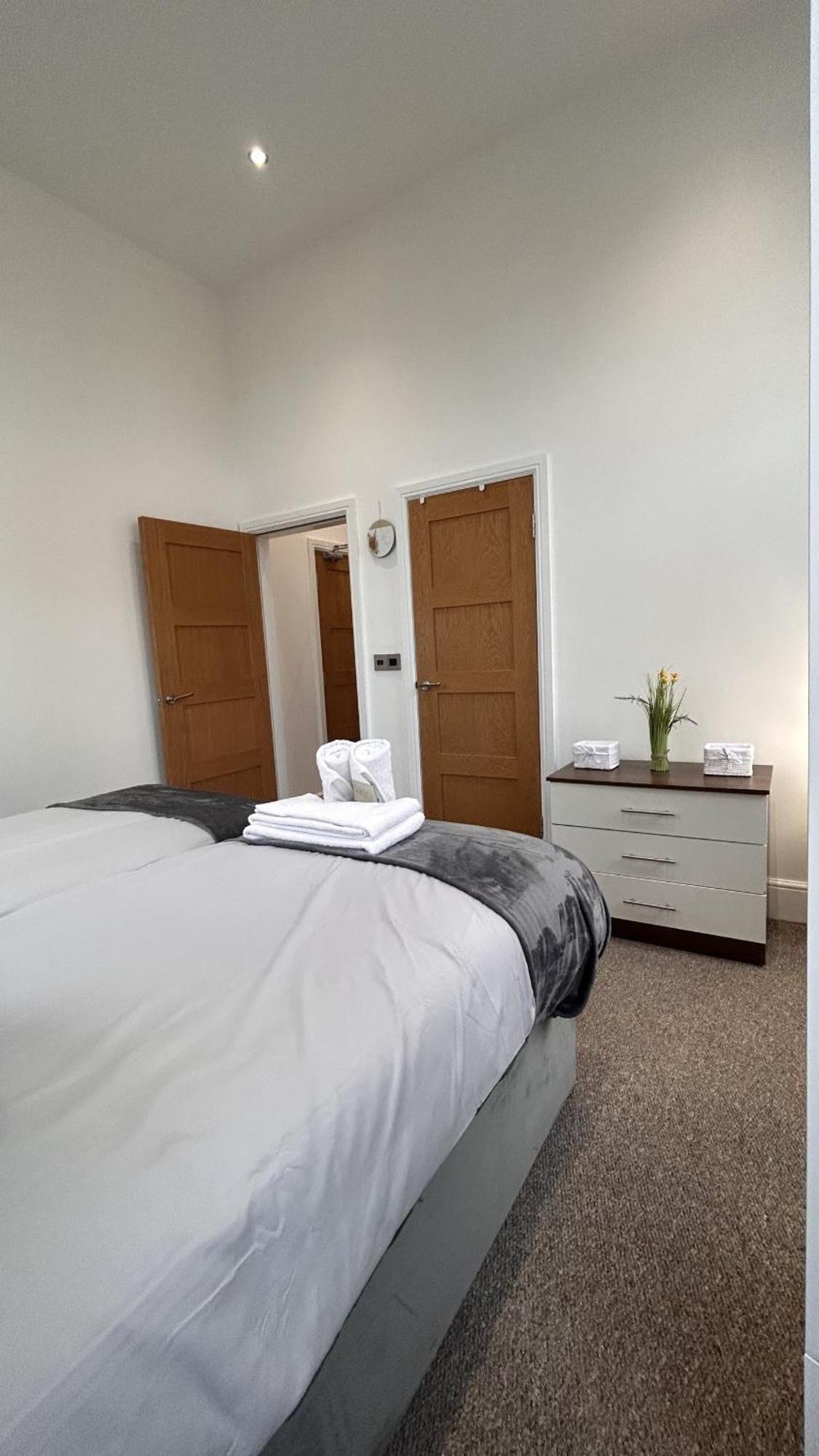 Cozy 1-Bedroom Apartment In The Heart Of Barnsley Town Centre Extérieur photo